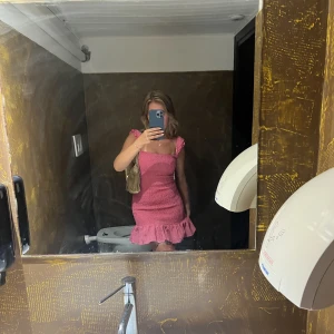 Klänning med volang - Säljer min supersöta rosa klänning från Zara, då den tyvärr blivit för liten.  I jättefint skick, sparsamt använd.