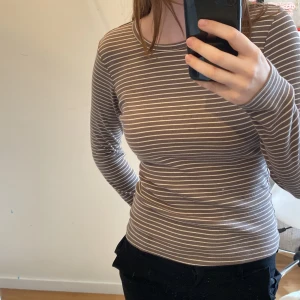 Randig långärmad tröja - Randig långärmad tröja från JJXX. Inga defekter. Skriv gärna i dm för frågor och bilder 💕