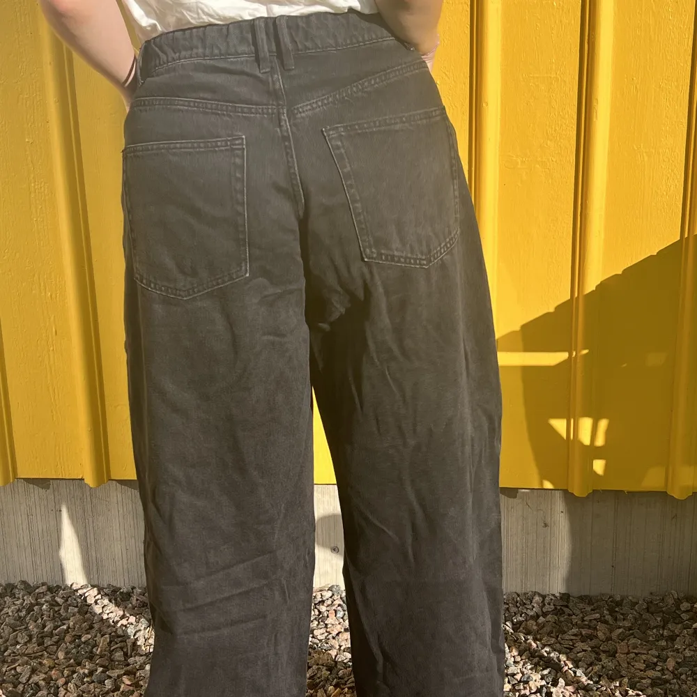 Vida Lindex Jackie high waist jeans i storlek 48. Orginalpris 600kr. De är inte sönder någonstans men har fått en mer urtvättad svart färg💕husfasaden reflekterar de lite mer gula, de är inte gula/gröna i verklighet!. Jeans & Byxor.