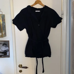 Knytblus från Wera - Svart knytblus från Wera. Hel och ren. 