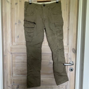 Cargobyxor jack&jones - Beige Cargobyxor från jack&jones. Använda i mycket bra skick. Nypris 699kr. Skick 8/10