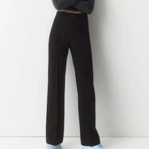 Kostymbyxa - Kostymbyxa från pull and bear. Helt slutsåld och i bra kvalite, knapp använd. Gratis frakt och priset går att diskuteras🙌