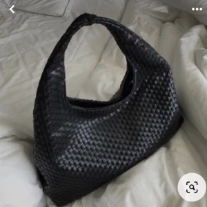 Bottega väska - Säljer min slutsålda bottega inspirerande väska från nakd💗använd fåtal gånger så i bra skick💗skriv gärna för mer bilder, tryck INTE på köp nu