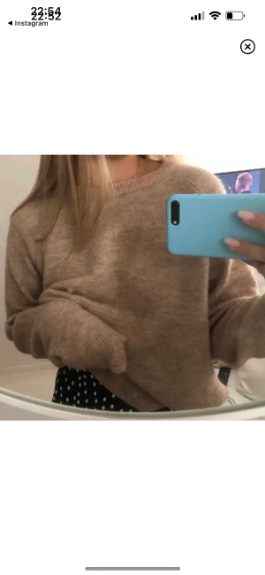 Stickad tröja  - Så fin stickad tröja i den perfekta modellen 💛