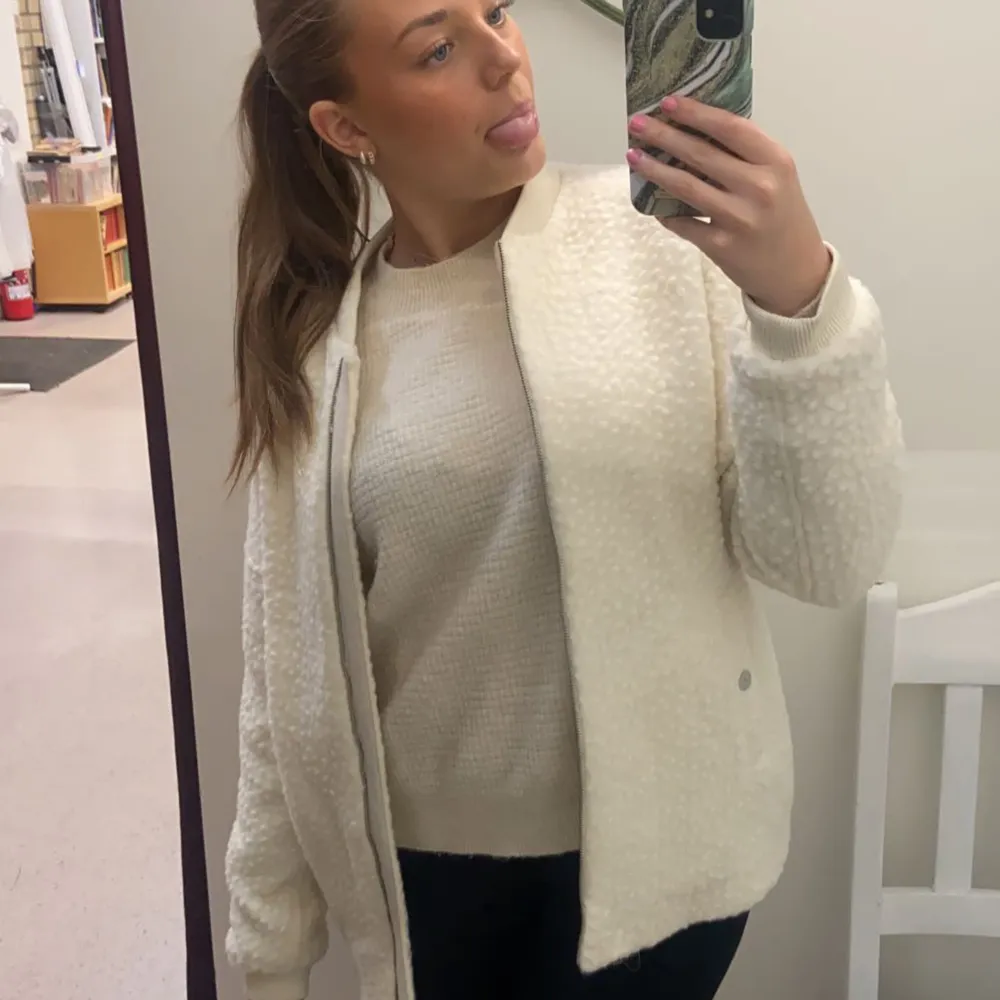 Säljer denna super mysiga peak performance jackan, jätte fint skick och den säljs inte längre vad jag vet, (den svarta är samma modell men annan färg). Storlek m men passar även en mindre L och en större S skulle jag säga💗 pris kan diskuteras❗️. Takit.