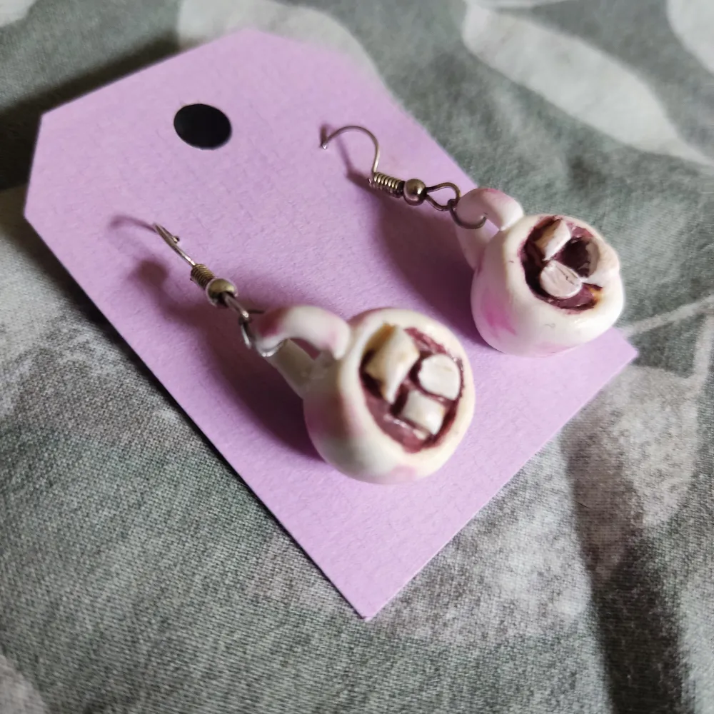 Little cups of hot chocolate- as earrings! Made in polymer clay, by me!. Accessoarer.