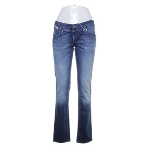 Diesel jeans - Snygga lowwaist jeans ifrån diesel. Midjemåttet: 83, innerbenslängd: 81. St. 28/32 Använd gärna köp nu!💗kan inte visa på tyvärr då de inte passar mig riktigt !!NY ANONONS FÖR FRI FRAKT!!