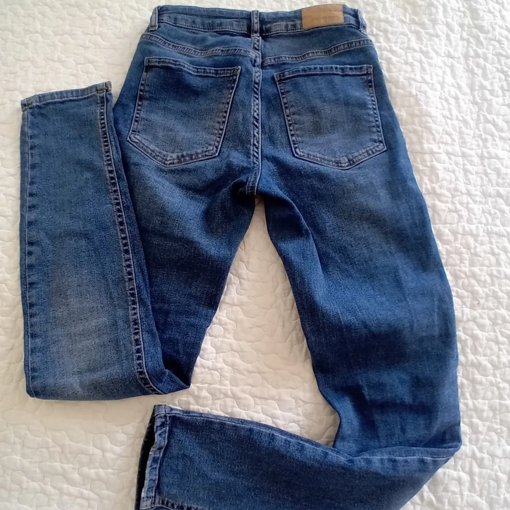 En skinny blå jeans i storlek 34-36. Jeans & Byxor.