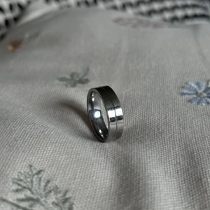 Ring - Silverfärgad ring i rostfri stål, använd få gånger och såljer då jag bytt till guld. Se storlek på sista bilden.