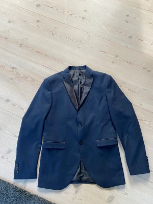 Selected homme kavaj  - Säljer min kavaj från selected homme, storlek eu48. Marinblå kavaj med smokinginspirerande slag. I mycket gott skick, inga fläckar eller skador eller liknande. Använd vid endast  två tillfällen, nyår och skolbal. Inköpt på Zalando. 