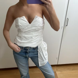 Topp - Säljer en vit topp från zara i storlek S. Slutsåld på hemsidan. Aldrig använd, skriv vid frågor eller fler bilder.