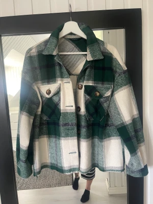 Grön jacka - Fin skjort jacka i storlek s från shein. 