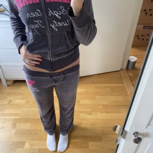 Abercrombie mjukissätt - Riktigt snyggt mjukis sätt från abercrombie! Väldigt mycket Paris Hilton vibe då den är från tidiga 2000! Skulle rekommendera sättet till folk under 170, tröjan passar längre men jag är 166 och byxorna passar bra. Säljs endast som sätt