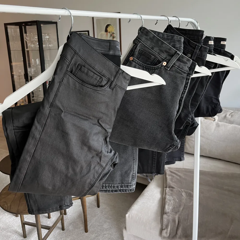 Vaxade byxor från Vero Moda i storlek XXS. Inga defekter och är så fina på! Säljer pga att de är för små nu 🩷. Jeans & Byxor.