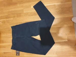 Oscar Jacobson marinblå dam chinos strl 36 - Oscar Jacobson marinblå dam chinos storlek 36, oanvända! Helt nya! Modell Maria trousers. Nypris ca 1800:-