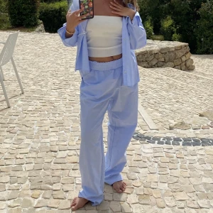 Breezy Pants Blue - Säljer mina blåa breezy byxor då jag vill ha ett par i en annan färg. Nypris är 1200kr! Inga synliga fel🌸