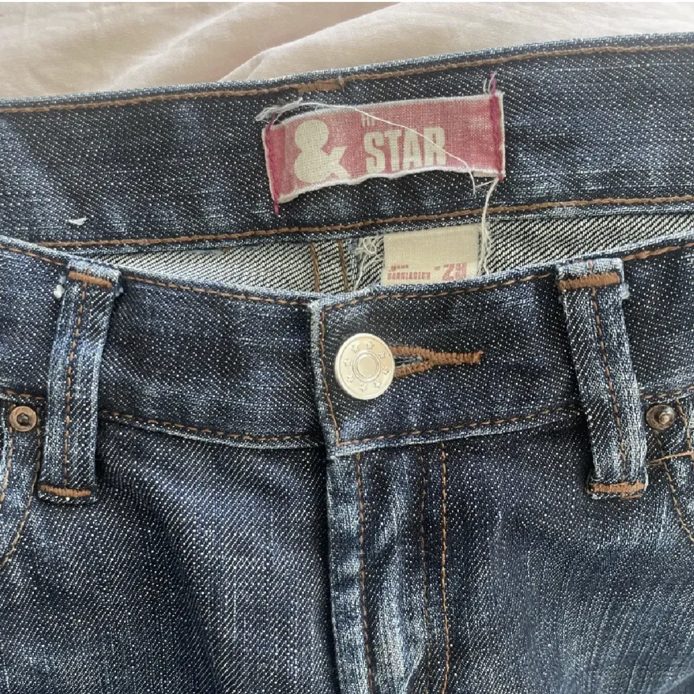 Säljer mina lågmidjade jeans då de inte passar mig längre❤️passar mig som vanligtvis bär 34/36 i jeans och är 170 men skulle säga att de passar nån som är 165 också🤗knappen är inte original med det är inget man tänker på. Jeans & Byxor.