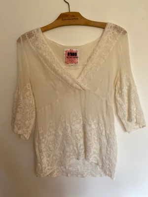 Fin spetströja - En fin tröja köpt på secondhand!