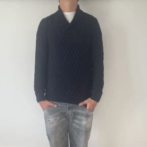 Massimo Dutti Tröja  - Massimo Dutti Tröja - storlek M - varan är i bra skick, inga flaws - modellen är 188cm och 83kg - vid frågor eller funderingar är det bara att skriva!
