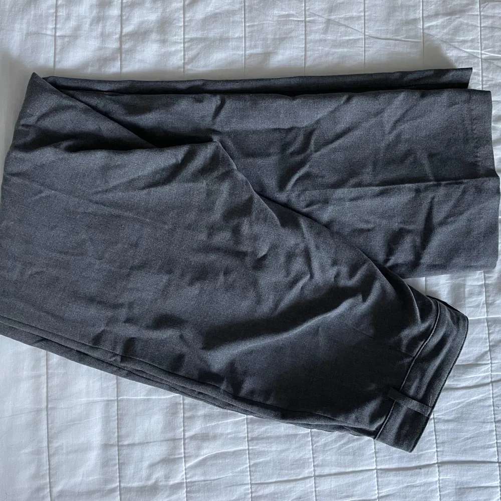 super snygga grå kostymbyxor från Pull&bear sparsamt använda, mid waist ☺️. Jeans & Byxor.