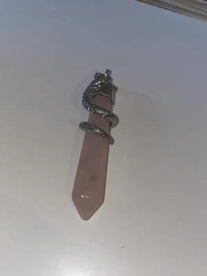 rosenkvarts halsband! - äkta silver samt äkta rosenkvarts! köptes på en loppis försäljning för 125kr 