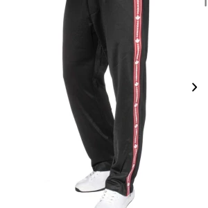 dsquared2 byxor - dsquared2 mjukisbyxor/tränings byxor. Använda 2 gånger helt i nyskick storlek S, man kan göra dom mindre och även större med hjälp av snöret så skulle säga att byxorna passar även XS och M. Nypris 4800 mitt pris 2500 hör av er vid intresse😇😇