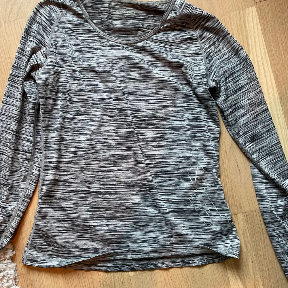 Grå träningströja från röhnisch. Sparsamt använd.. Muu.