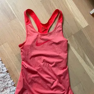 Rött träningslinne från Nike 