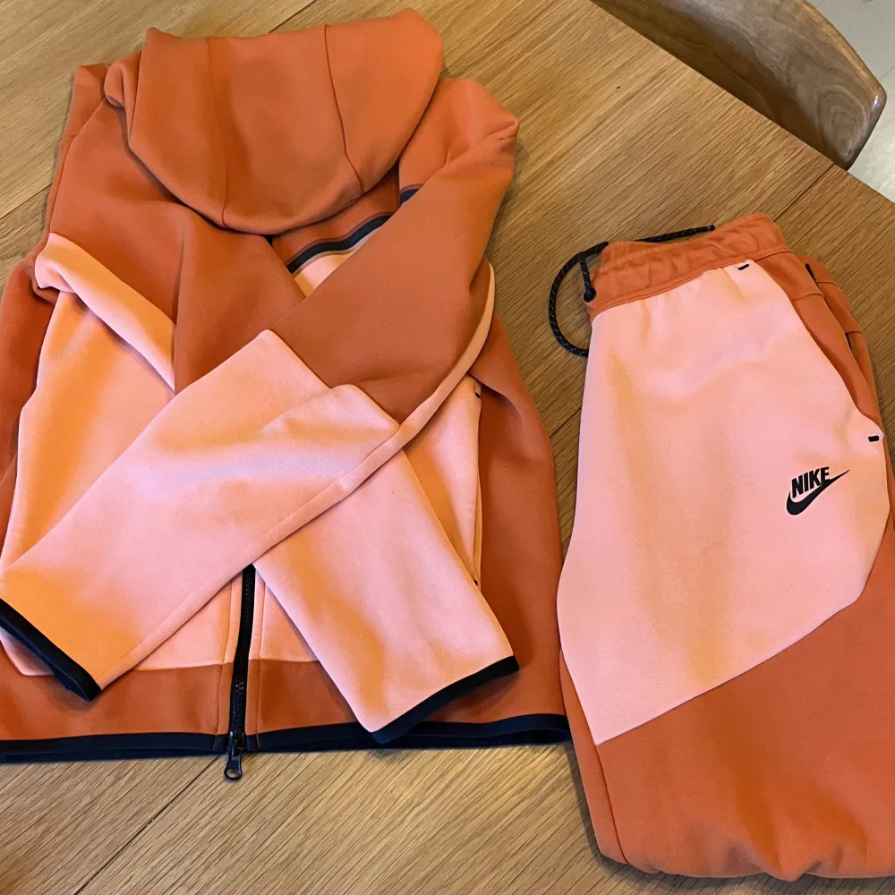 Hej! Säljer min sällsynta Campfire Orange Black Nike tech fleece. Tröjan storlek XS, byxorna storlek S. Köpta från Nikes hemsida för cirka 3 år sen. Skick 8/10 Bara att höra av er vid frågor/intresse.. Tröjor & Koftor.