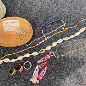 Smycken  - Jätte många olika fina smycken fråga för pris 