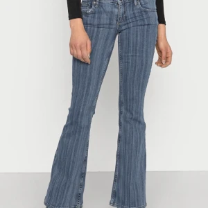 BDG jeans  - Säljer mina sjukt snygga jeans från Urban oufiters, hör av er ifall ni vill ha fler bilder❤️ dom är storlek 29 men dom är små i storleken så skulle säga att dom passar 28,27,26 också💕