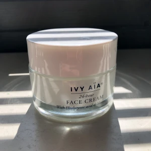 Ivy aia ansiktskräm - Ansiktskräm från Ivy aia med hyaluronic acid och Vitamin E. Värde ca 103 kr.