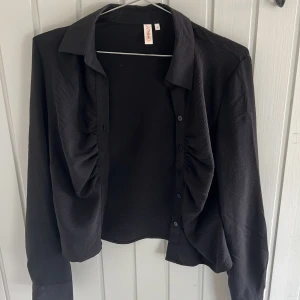 Ny blus/ skjorta  - Så gott som ny blus/skjorta från Nelly i storlek S. Frakt tillkommer💙