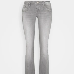 LTB valerie jeans - Säljer dessa LTB valerie jeansen som jag köpt på Zalando då de inte passar på mig. Är endast testade med prislappen kvar, därför i nyskick. Säljer även i storleken 25x32. Köpta för 829, kanske startar budgivning