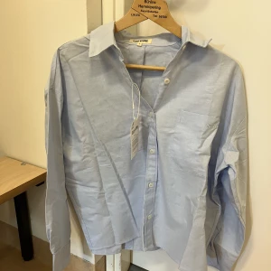 Djerf aveny - Säljer en helt oanvänd skjorta från djerfv aveny. Nypris 1099 säljs för 500