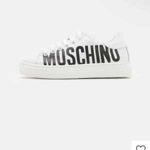 Moschino skor - unisex - Köptes för ett par veckor sedan. Använd endast en gång men säljer tyvärr på grund av fel storlek.  Storlek 37 men kan även passa 36.