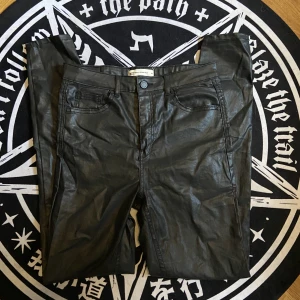 Skinny-Läder Byxor - High-waisted läder skinny byxor från Gina Tricot. Bra skick. Storlek M. Ordinarie pris: cir 499kr