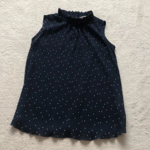 Mörklblå topp  - Jätte cool mörkblå topp🥰 nästan aldrig använd 
