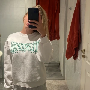 vit collegetröja 🤍 - Super fin basic vit collegetröja med grönt tryck på från ginatricot, fint skick och inte mycket använd🤍