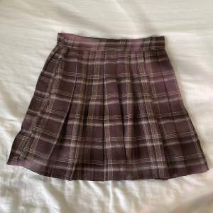 Fin liten brun rutig kjol i storlek XS💞 Den är i ett rätt så tunnt material och är lite nopprig. Fråga om frakt.