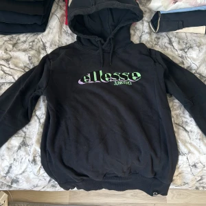 Ellesse Junkyard hoodie - Ellesse hoodie, nästintill nyskick. Väldigt skön! Storlek M