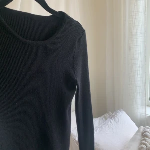 Långärmad tröja - Säljer en långärmad svart ribbad tröja som endast är använd engång, super skönt material och sitter efter kroppen på!