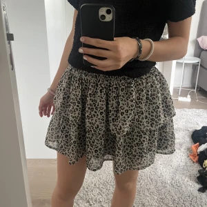 Volangkjol - söt volangkjol ifrån Kappahl storlek 158-164 men passar XS-S😍😍