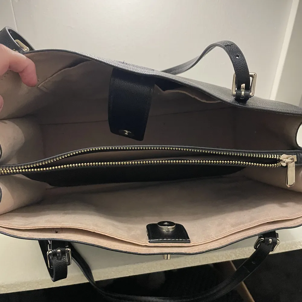 Säljer min fina handväska från H&M. Säljer pga använder ej.. Väskor.