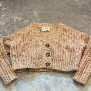 Stickad tröja - Säljer denna stickade tröja inte använt en ända gång är i nytt skick!