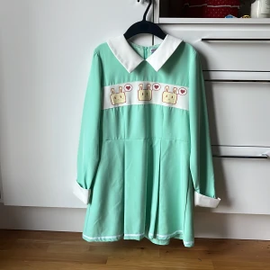 Lolita klänning - Klänning jag har ärvt av en släkting, kommer inte till användning tyvärr. Det står inte storlek men skulle säga att den är typ XS/S.