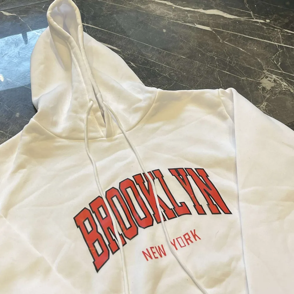 Brooklyn hoodie  Oanvända Storlek: M Material: 100 polyester . Hoodies.