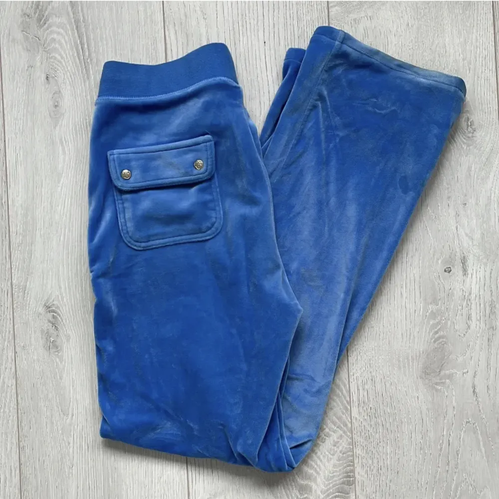 Säljer mina jätte fina blåa juicy byxor, super sköna men använder inte längre!skriv privat för fler bilder och frågor!❤️. Jeans & Byxor.