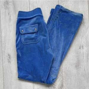 Säljer mina jätte fina blåa juicy byxor, super sköna men använder inte längre!skriv privat för fler bilder och frågor!❤️