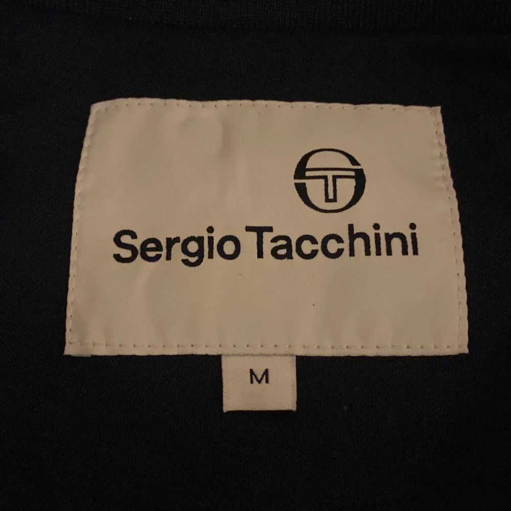 Säljer nu min Sergio Tacchini tröja då det inte riktigt är min stil längre. Använd 1-2 gånger så den är så gott som ny. Jag är 184cm lång. Hör av er för minsta lilla fråga eller fundering!😁. Hoodies.